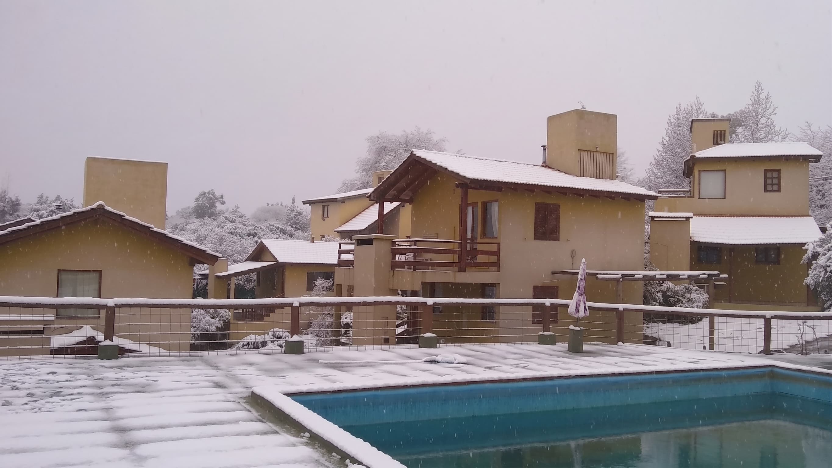 Establecimiento Wairoa Haus bajo la nieve